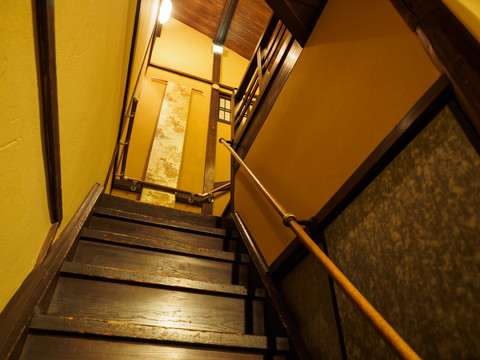 階段　昔ながらの急な階段