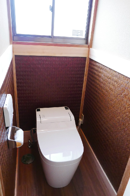 2F toilet