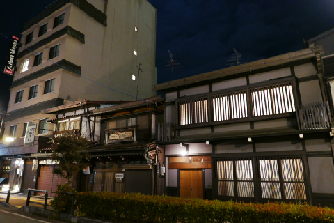 飛騨庵の三軒先がケイズハウス高山　こちらでサポートさせて頂きます。